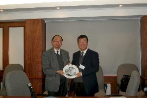 Prof. Henry NC Wong presented a gift to Prof. Zhang Xing-Gen to thank for his coming and sharing experience with our staff